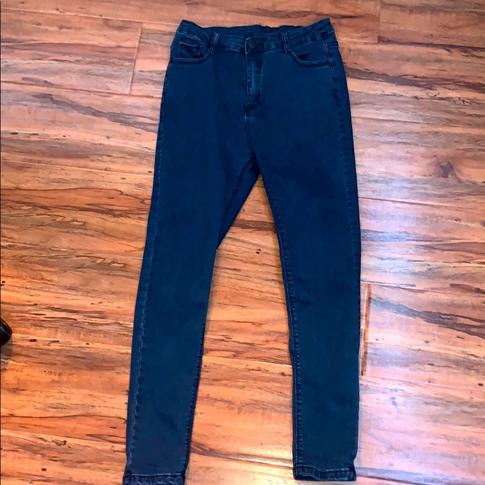 Ankle length high rise  skinny jeans.